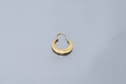 null Orphan earring in 18k (750) yellow gold.

Weight: 0.74 g.
