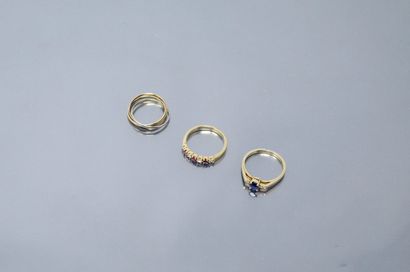 null Set consisting of two rings : 

- one 18k (750) three-gold ring

- a 9k (375)...