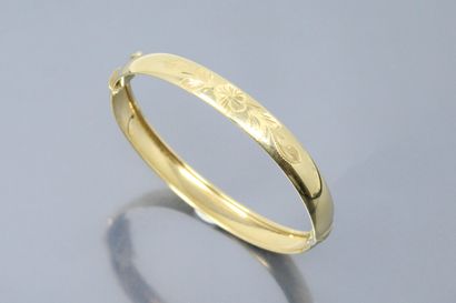  18k (750) yellow gold bracelet engraved with flowers and foliage. 
Diameter : 65...
