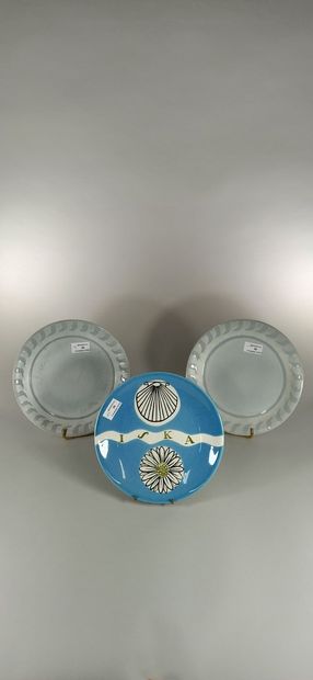 null CAPRON Roger (1922 - 2006)



Set of 3 plates. White earth. 



2 with grey...