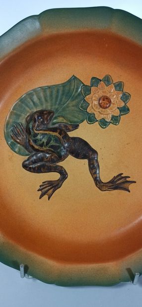 null P. IPSENS ENKE (Denmark)

Glazed ceramic bowl with a scrolled rim and a frog...