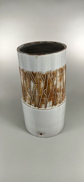 null ARGONAUTES (Les) 

Cylindrical vase, moulded white earth

Stamped signature....