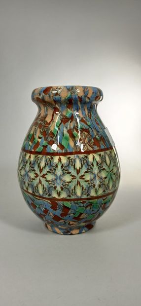 null GERBINO Jean (1876-1966),

Vase à décor d'une frise de fleurs stylisées

Mosaïque...