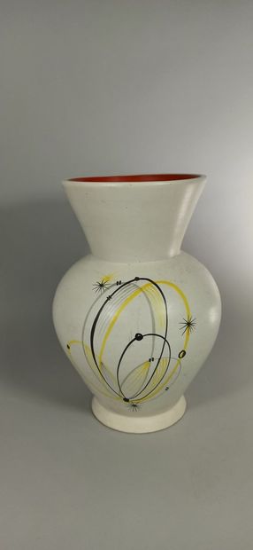null BAUD André (1903 -1986)

White vase with abstract decoration.

White earth,...