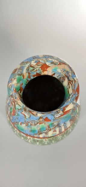 null GERBINO Jean (1876-1966),

Vase à décor d'une frise géométrique 

Mosaïque de...