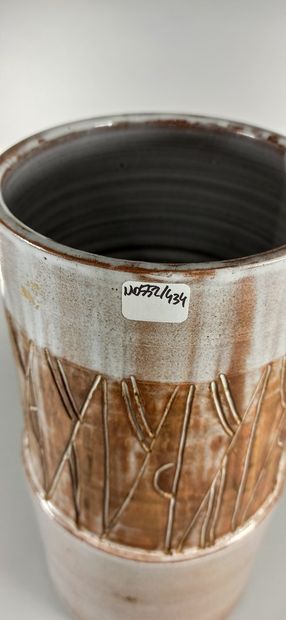 null ARGONAUTES (Les) 

Cylindrical vase, moulded white earth

Stamped signature....