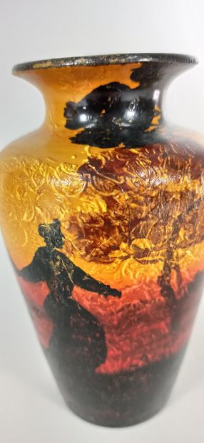  BAREL Jean (XXe siècle) 
Vase à décor de danse provençale. 
Terre de Vallauris,...