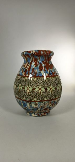 null GERBINO Jean (1876-1966),

Vase pansu à décor géométrique vert d'eau

Mosaïque...