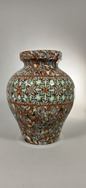 null GERBINO Jean (1876-1966),

Vase pansu à décor de fleurs stylisées

Mosaïque...