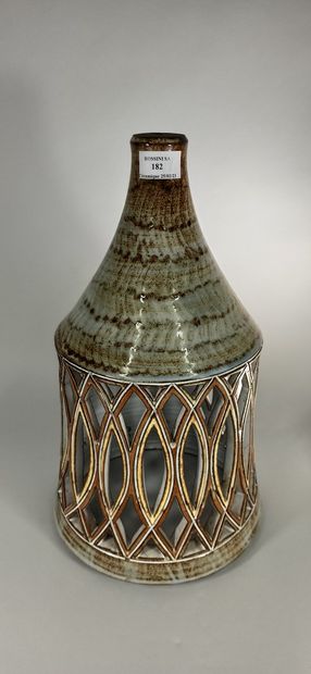 null VIEUX MOULIN (Workshop of) 



Brown and yellow openwork lamp, red earth from...