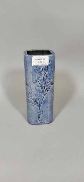 null RATY François, 1928 -1982

Vase à décor d'animaux.

Terre blanche, signature...