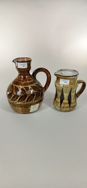 null PEROT Monique and Robert (born 1931)

Set of two pitchers.

Terre de Vallauris,...