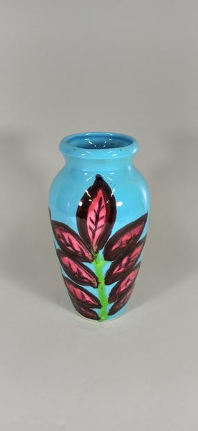 null RICARD - Atelier

Vase turquoise à décor de fleurs roses.

Terre blanche, signature...