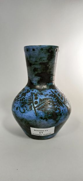 null 
BLIN Jacques 

Vase

terre blanche piéce tournée décor géometrique légère saute...