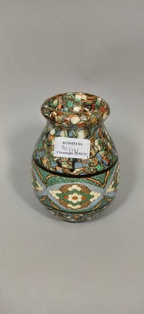 null GERBINO Jean (1876 -1966)

Lot de trois pièces :

- Pichet - Vase - Pique-fleurs.

Mosaïque...