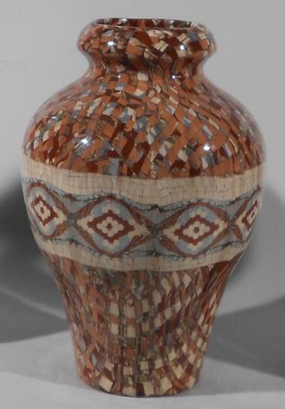 null GERBINO Jean, 1876 -1966

Vase.

Earth mosaic, stamped underneath.

Top. 26.5...