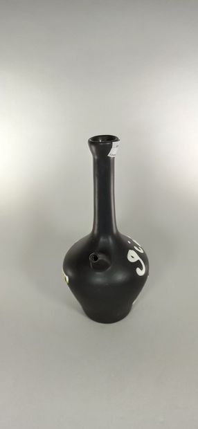 null BAUD André (1903 -1986)

Lot de deux pièces :

- Bouteille de Gin.

- Vase rouge...