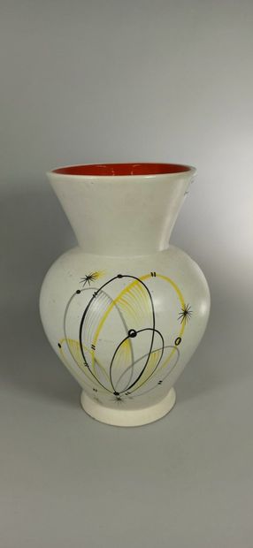 null BAUD André (1903 -1986)

Vase blanc à décor abstrait.

Terre blanche, tampon...