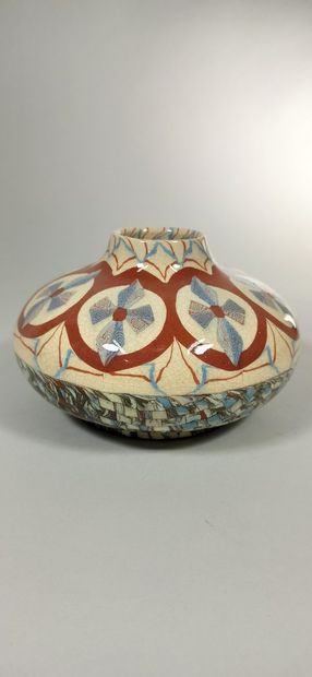 null GERBINO Jean (1876-1966),

Vase boule aplati

Mosaïque de terre, signature manuscrite...