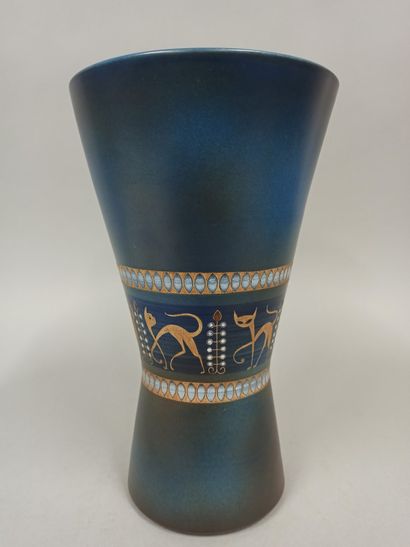 null MAUREL René (1910-1986)

Vase diabolo en faïence nuancée bleu au décor d'une...