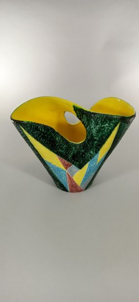 null SAGAN Jacques (born in 1927)

Basket vase with yellow geometric decoration inside.

White...