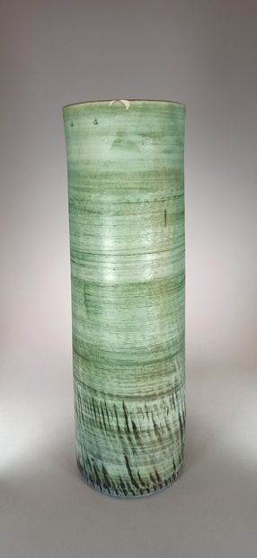 null TAPIS VERT (Atelier du) 



Grand vase rouleau vert à décor géométrique. Terre...