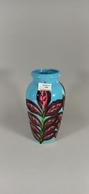 null RICARD - Atelier

Vase turquoise à décor de fleurs roses.

Terre blanche, signature...