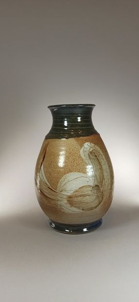 null VOLKOFF Vladimir 



Stoneware vase decorated with hens. Ht.: 25 cm. Stamp under...