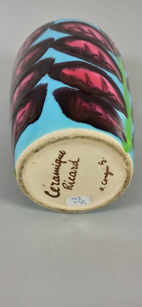 null RICARD - Workshop

Turquoise vase decorated with pink flowers.

White earth,...