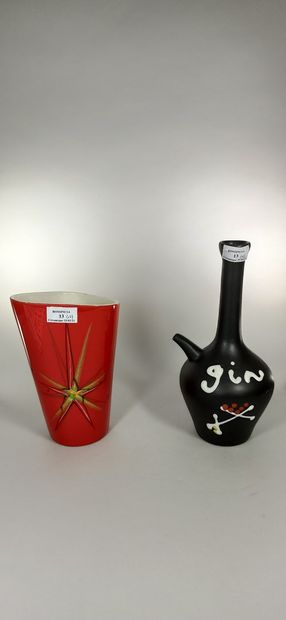 null BAUD André (1903 -1986)

Set of two pieces:

- Bottle of gin.

- Red vase with...