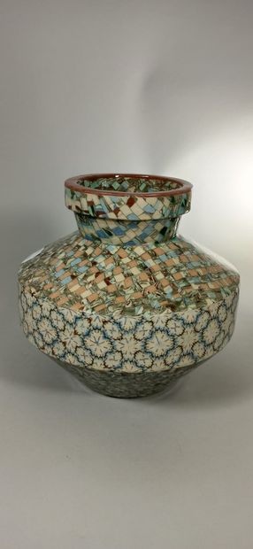 null GERBINO Jean (1876-1966),

Vase de forme cruche à décor bleu, vert et rose

Mosaïque...