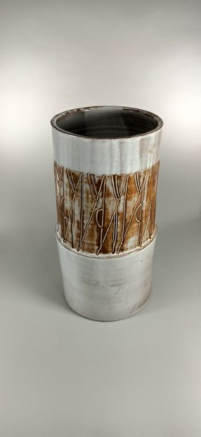 null ARGONAUTES (Les) 

Cylindrical vase, moulded white earth

Stamped signature....