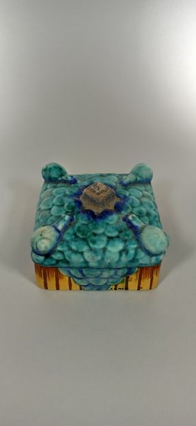 null D'ARGYL - VAL & Cie

Glazed earthenware box, the lid decorated with four snails...