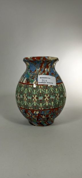 null GERBINO Jean (1876-1966),

Vase à décor d'une frise géométrique 

Mosaïque de...