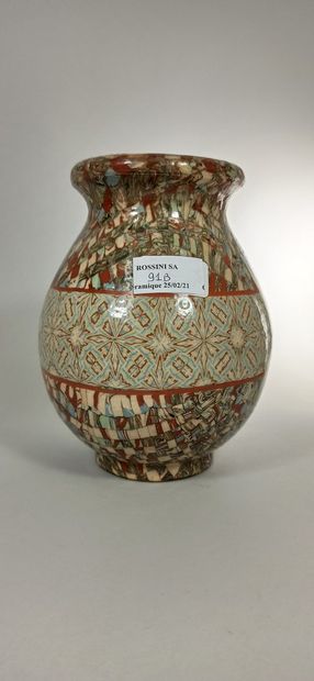 null GERBINO Jean (1876-1966),

Vase pansu à décor d'une frise géométrique

Mosaïque...