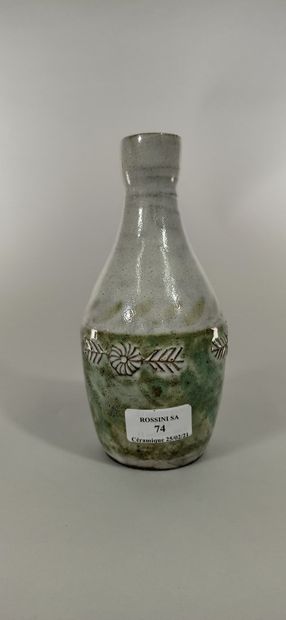 null DERVAL Jean (1925 - 2010)

Vase à décor de fleurs.

Terre de Vallauris, signature...