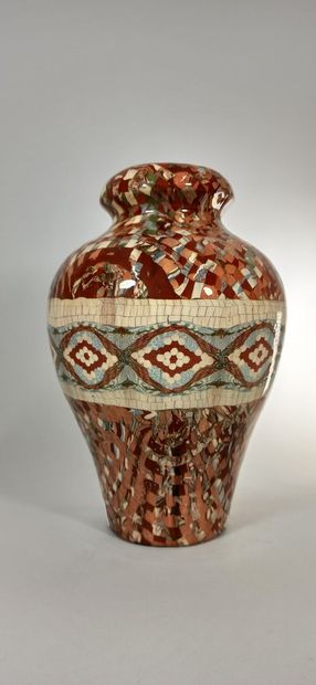 null GERBINO Jean, 1876 -1966

Vase.

Mosaïque de terres, marque au tampon sous la...