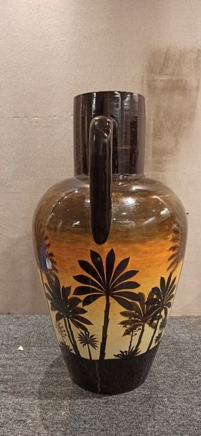 null MONT CHEVALIER - Poterie du (1879 -1920)

Très grand vase à deux anses à décor...