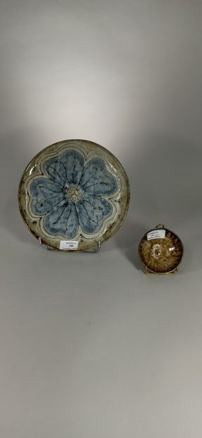 null VIEUX MOULIN (Workshop of)

Set of two pieces:

- Dish - Cup.

Terre de Vallauris,...
