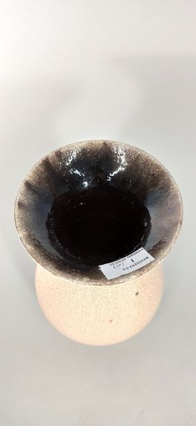 null ACCOLAY (1948 -1980)

Lot of five pieces including a black vase, circa 1950.

Chamotte...
