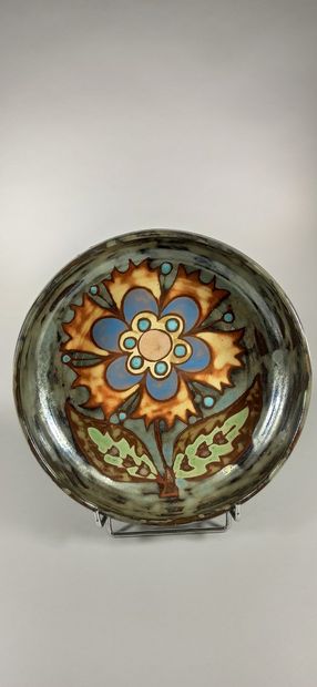 null AZEMA Martine 



Hollow dish with stylized flower decoration. Red earth from...