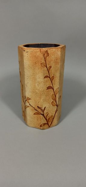 null RATY François, 1928 -1982

Vase à décor d'animaux.

Terre blanche, signature...