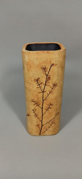 null RATY François, 1928 -1982

Vase à décor d'animaux.

Terre blanche, signature...