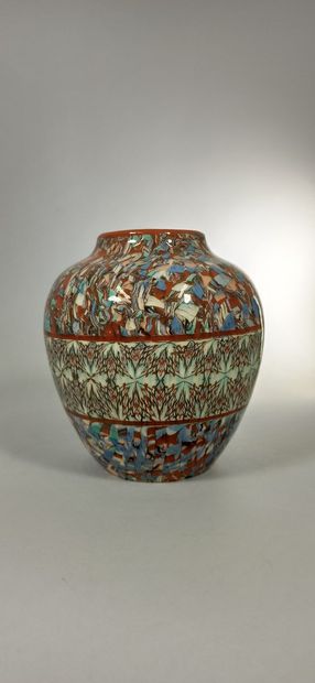 null GERBINO Jean (1876-1966),

Vase à décor d'une frise vert d'eau

Mosaïque de...