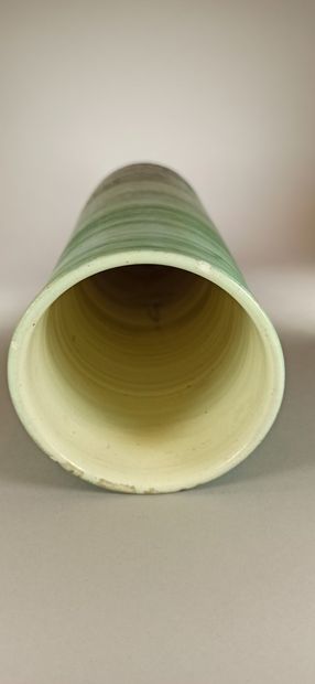 null GREEN CARPET (Workshop of) 



Large green scroll vase with geometric decoration....