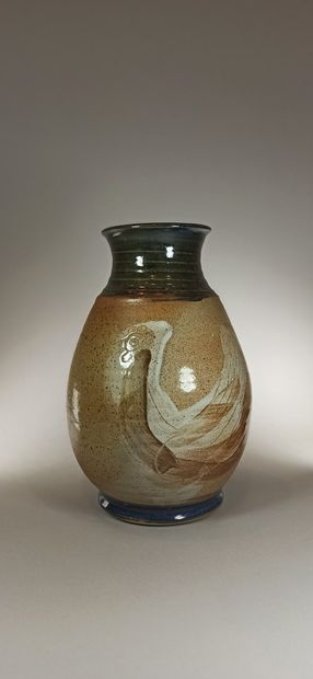 null VOLKOFF Vladimir 



Stoneware vase decorated with hens. Ht.: 25 cm. Stamp under...