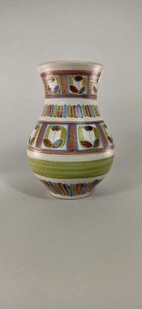 null GUILLOT Dominique (20th century)

Small vase decorated with flowers.

Terre...