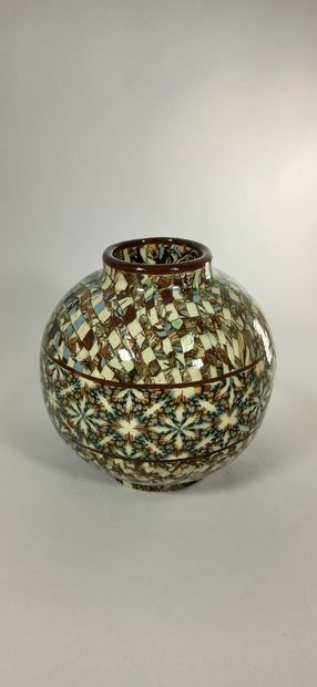 null GERBINO Jean (1876-1966),

Deux vases de forme boule pouvant former une paire

Mosaïque...