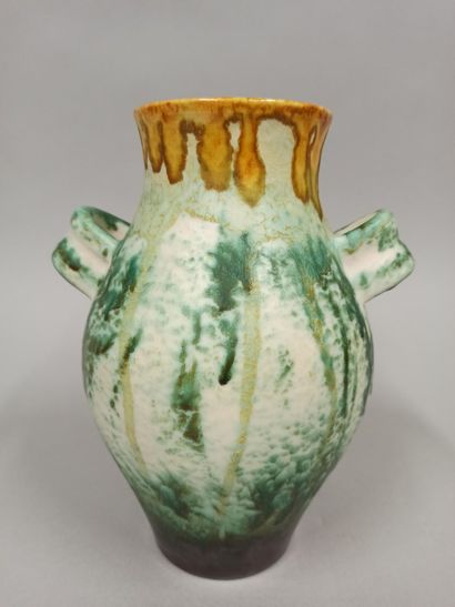 null VALLAURIS 

- Lot de 5 céramiques :

Deux vases Vallauris; un pot à couverts;...