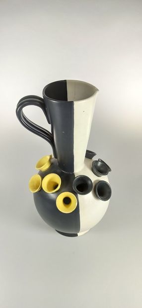 null CAMAR Ray 



Black, white and yellow tulip-shaped pitcher. Ht.: 39.5 cm. White...